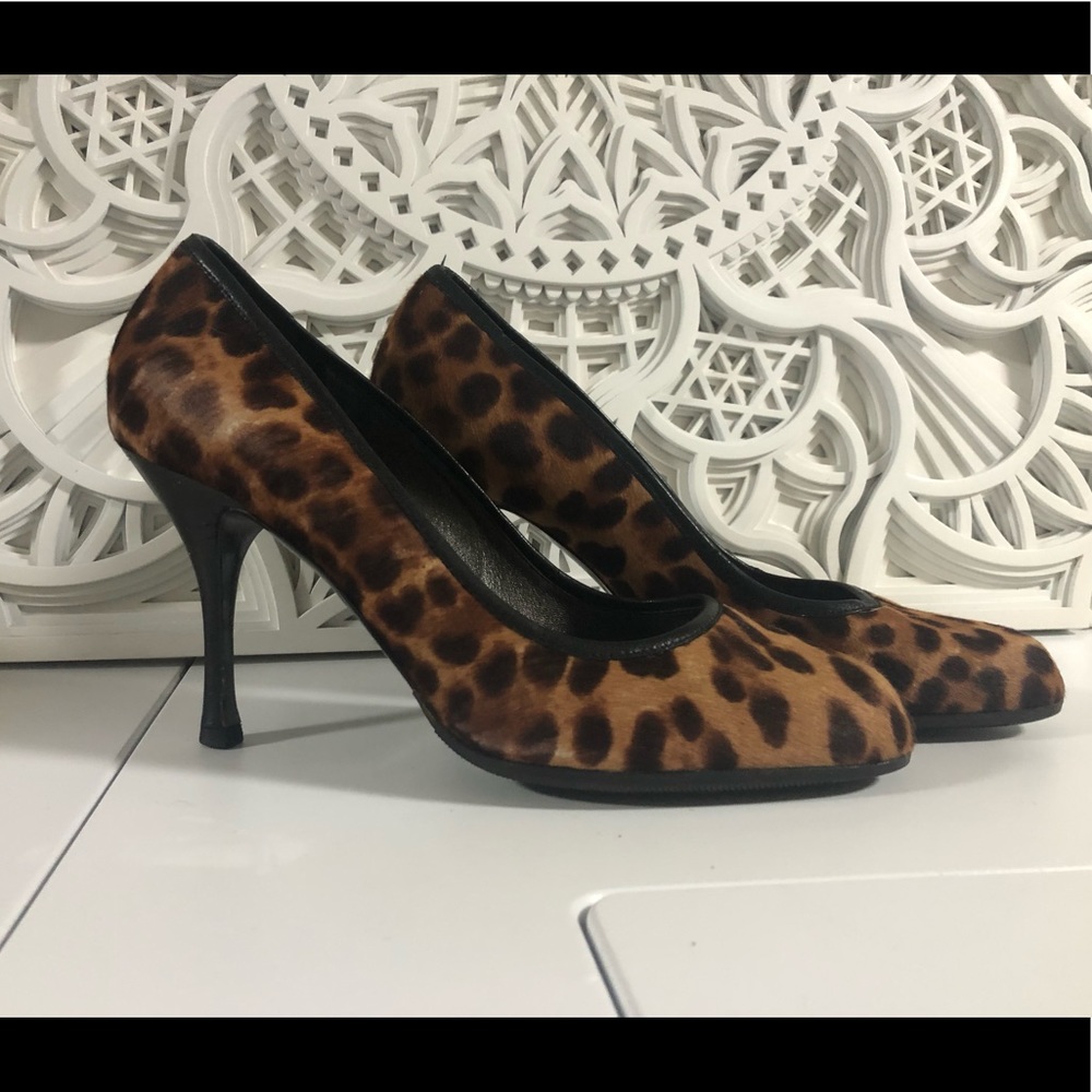 Dolce & Gabbana round toe animal print heels 🐆